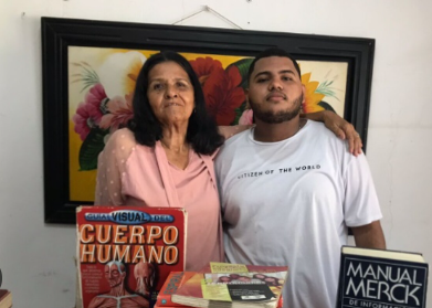 Historia de superación, una abuelita de 70 años se gradúa junto a su nieto de 18 años.