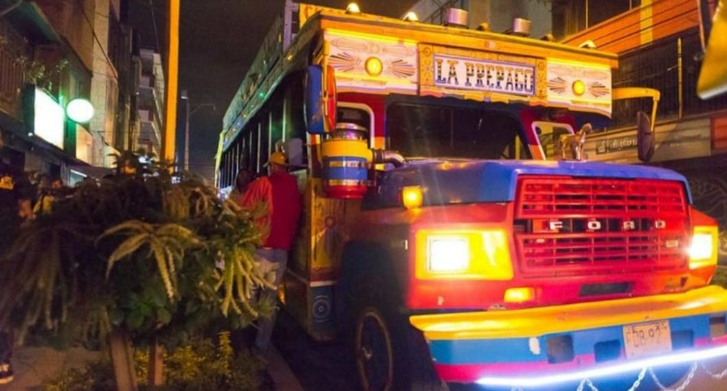Tragedia en Medellín: Hombre cae de una chiva rumbera y termina atropellado