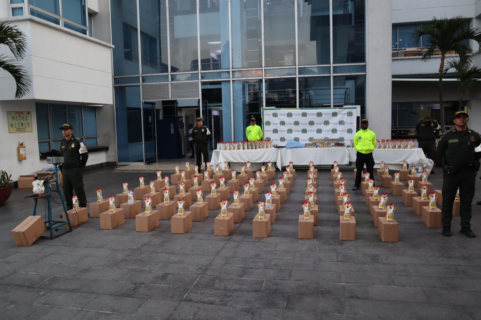 En Cali incautan más de 5.300 litros de licor adulterado.