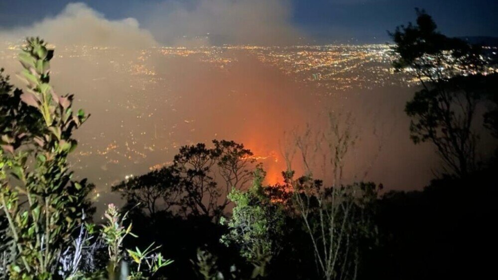 Bomberos de Bogotá Combaten Incendios en la Ciudad