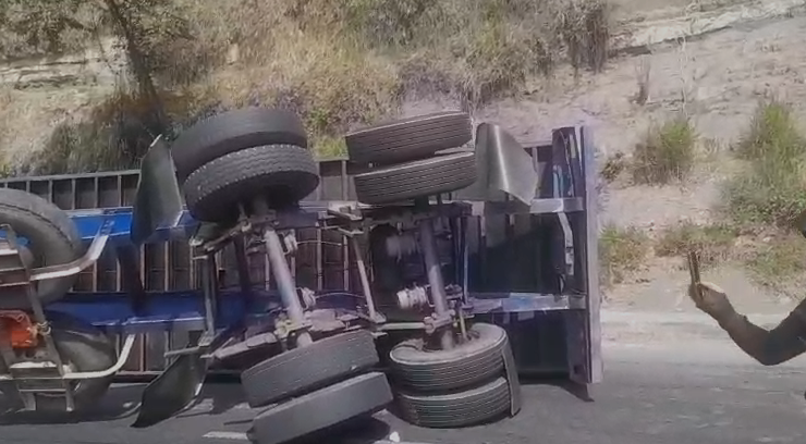 Accidente en el "Mesón" de Cartago Valle. Se acaba de volcar un camión con container.