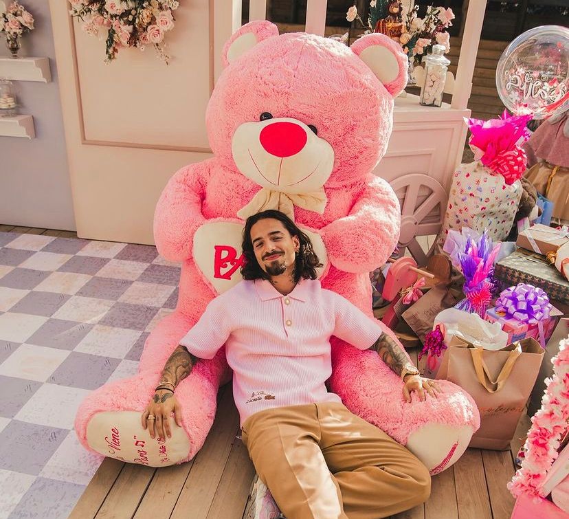 Maluma Pone a Tomar Tetero a Sus Invitados en Baby Shower