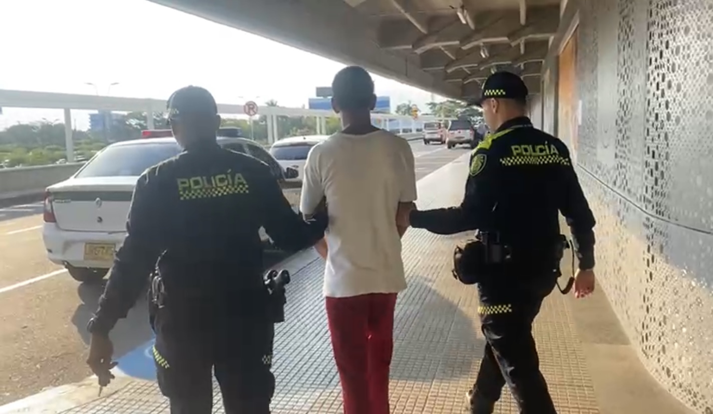 Lo Atraparon Con Marihuana En El Aeropuerto