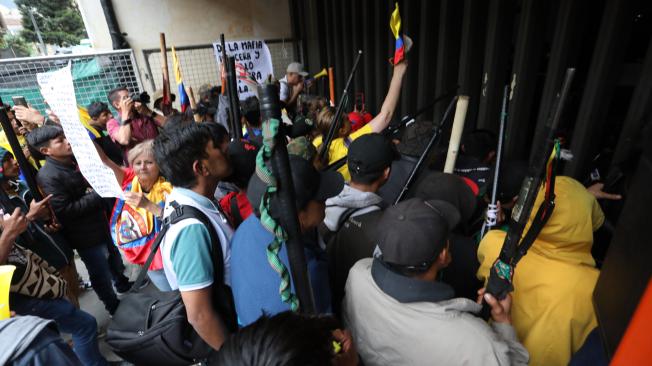 Petro le envía la policía a manifestantes
