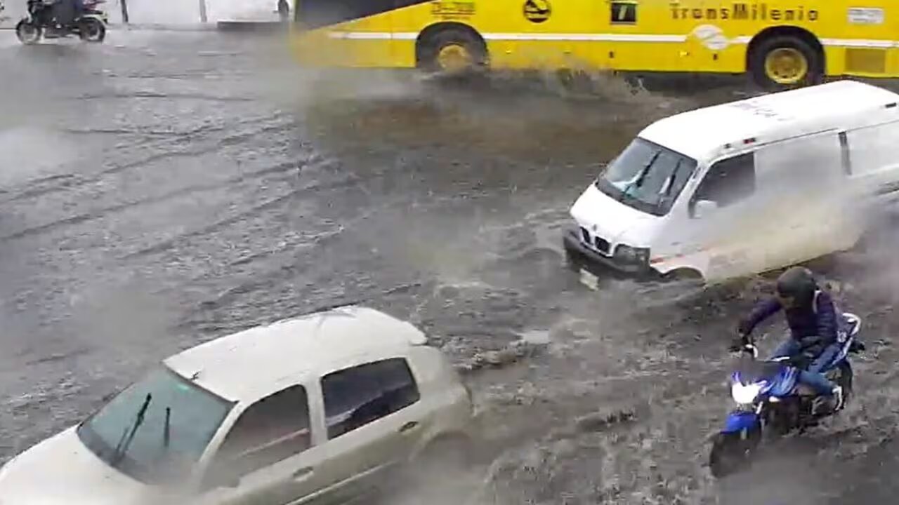 Bogotá enfrenta inundaciones. Graves daño luego del aguacero