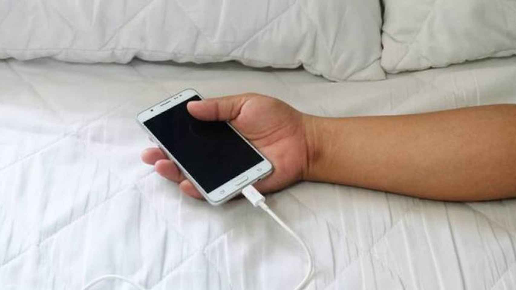 Joven murió tras poner a cargar su celular luego de bañarse