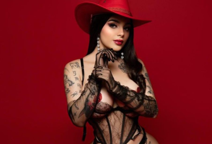 Karely Ruíz Premió a un Fan Con Una Noche De Pasión