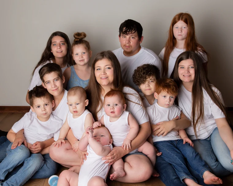 Mujer con 12 Hijos Desafía las Leyes de la Maternidad