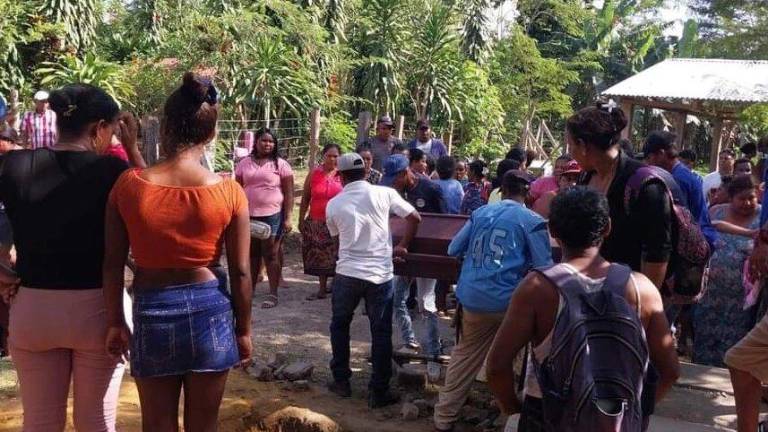 Mujer fue desenterrada por familiares que esperan su resurrección