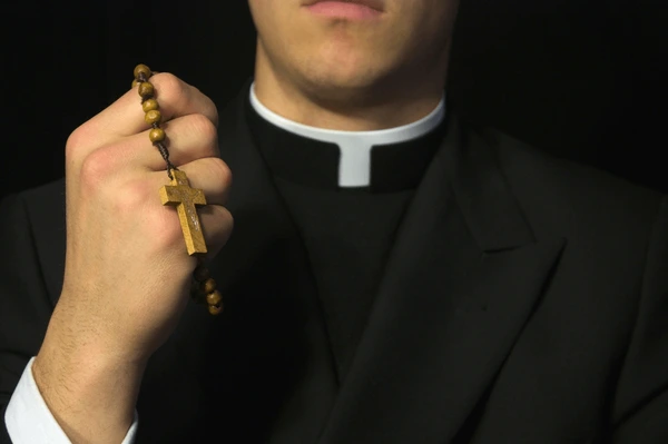 Capturaron a un Sacerdote y su pareja por venta ilegal de viagra