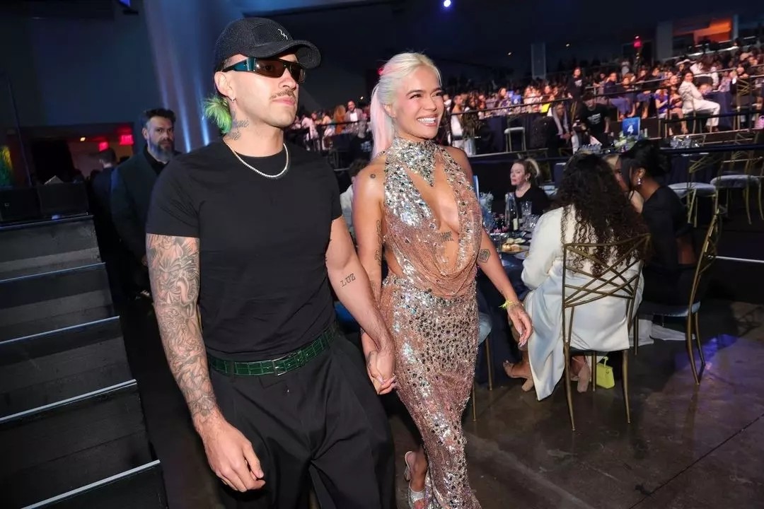 Karol G y Feid siguen demostrando su amor: graban su primer beso en público