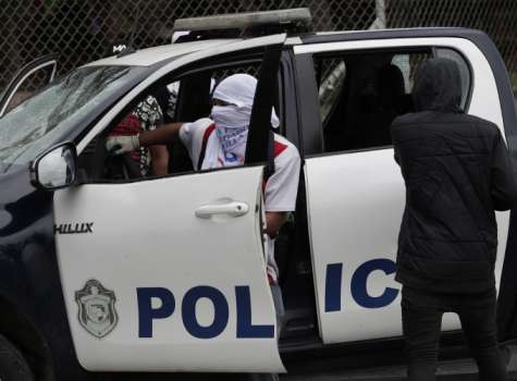 Encapuchados roban patrulla de policía durante manifestaciones
