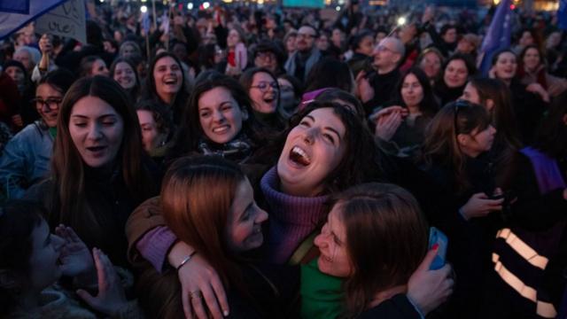 Francia consagra el derecho al aborto en la constitución