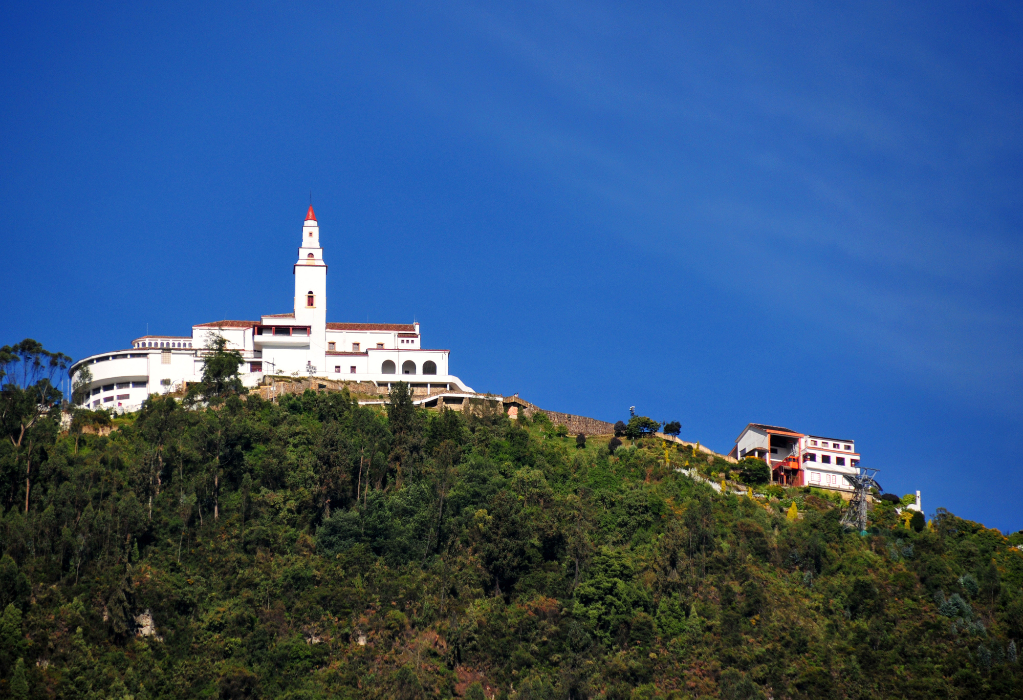 Autoridades rescatan a tres personas desaparecidas en Monserrate