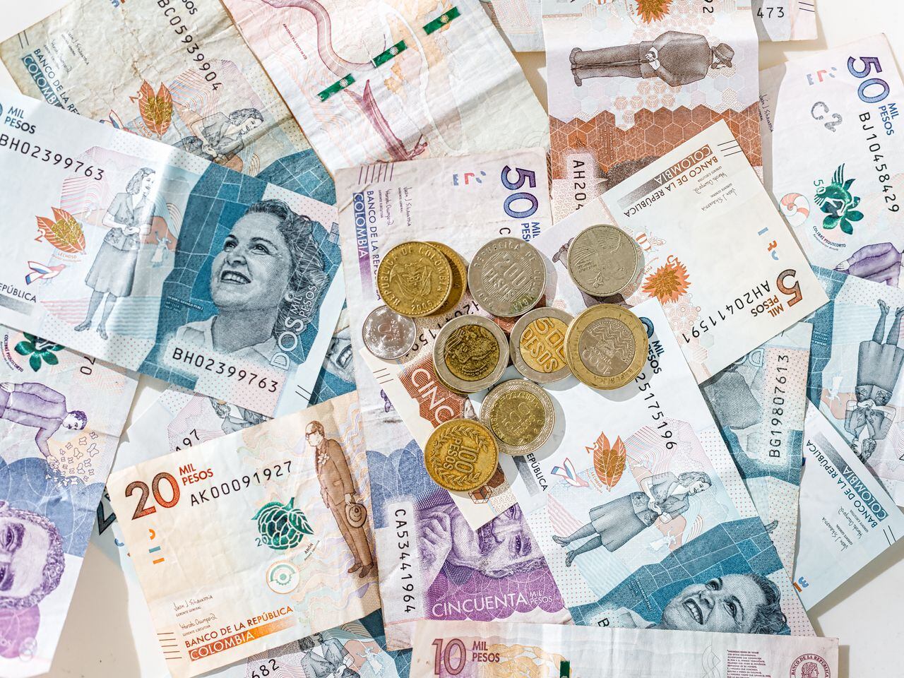 Alerta por incremento de billetes falsos en Colombia