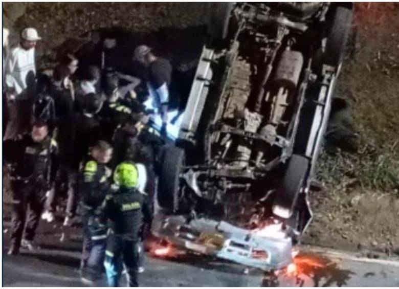 Vehículo Cae desde Nueve Metros de altura Tras Esquivar Peatón