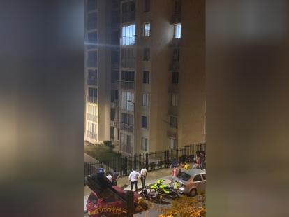 Investigan muerte de mujer que cayó de un sexto piso
