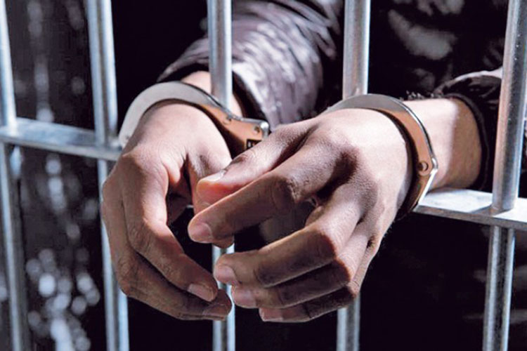 Padre e hijo fueron llevados a prisión