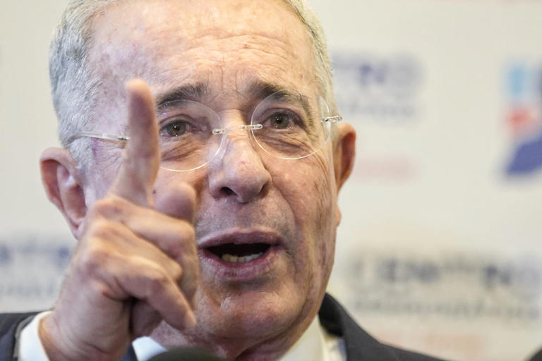 "Venganzas políticas": Uribe se pronuncia tras llamado a juicio