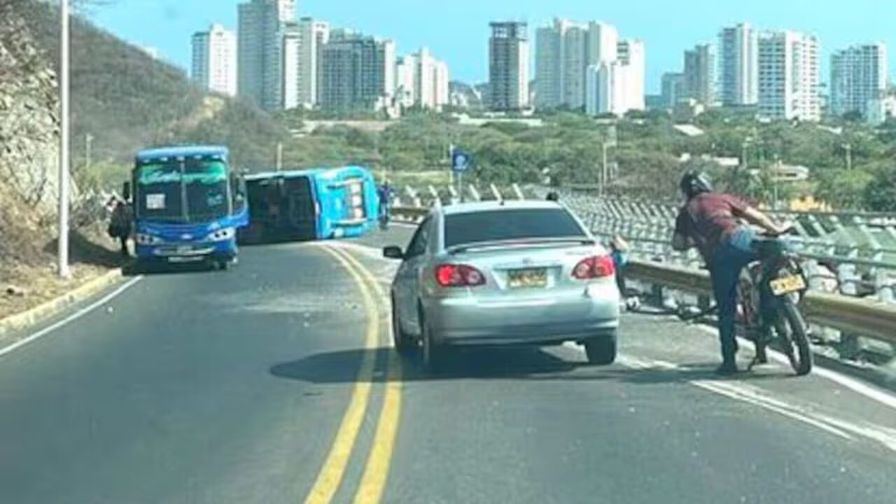 Buseta se Volca en la Ruta Ziruma - Rodadero Dejando Nueve Heridos