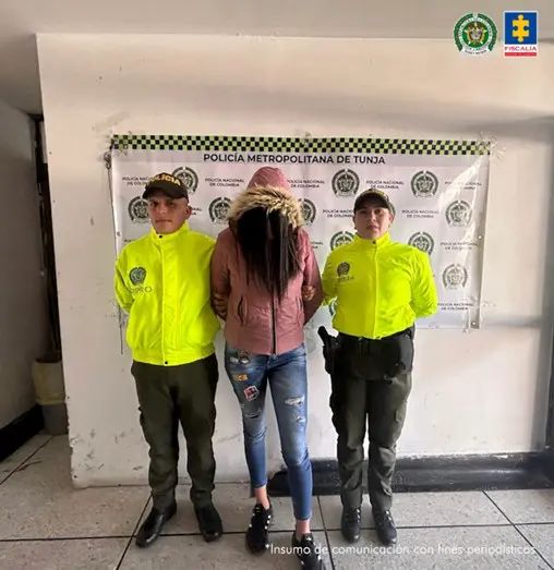 Mujer enfrenta cargos por pornografía infantil con sus hijos