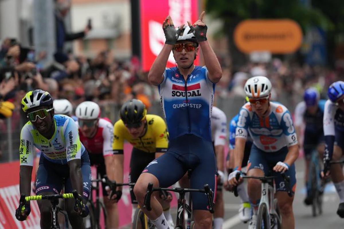 Sprinters Brillan en la Lluviosa Tercera Etapa del Giro