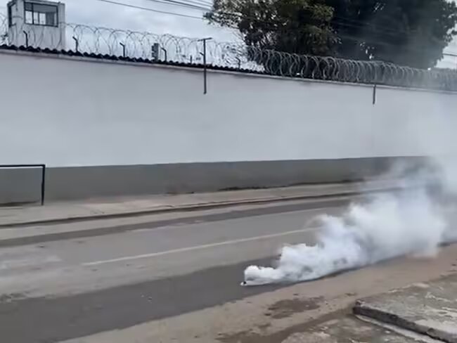 Presos devuelven gas lacrimógeno en La Modelo