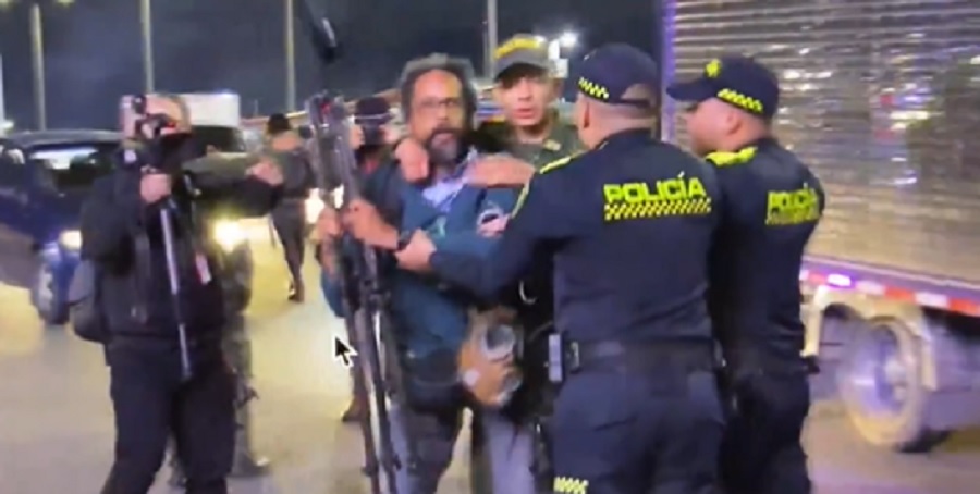 Policía cogió a bolillo a periodista que cubría crimen de director de La Modelo