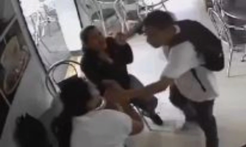 Mujeres enfrentan a ladrón armado en restaurante de Medellín