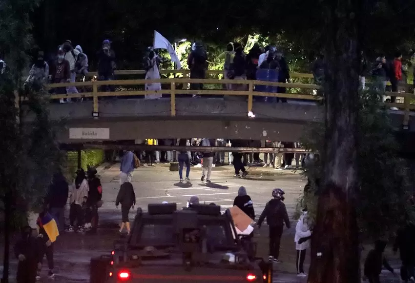 Estudiantes protestan cerca de la Universidad Nacional