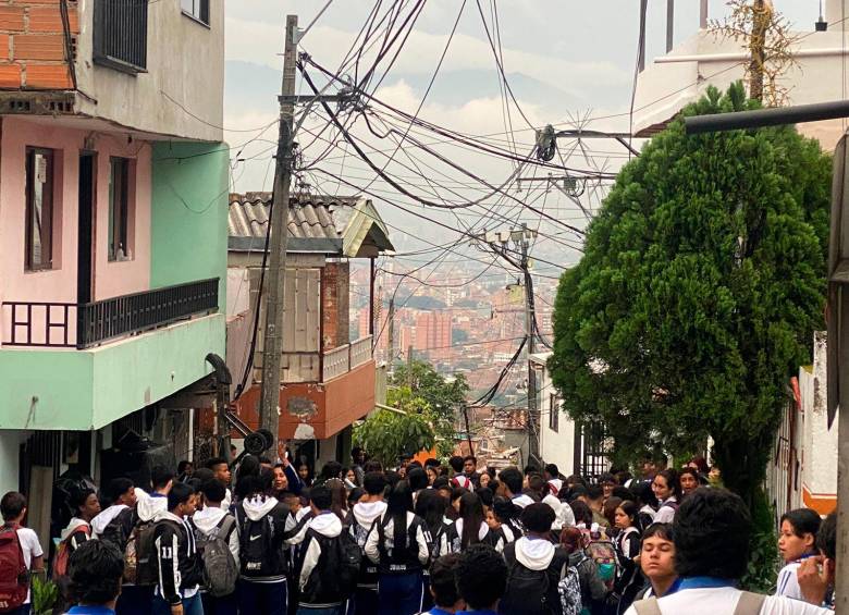 Estudiantes de colegio en Medellín protestan por falta de salones