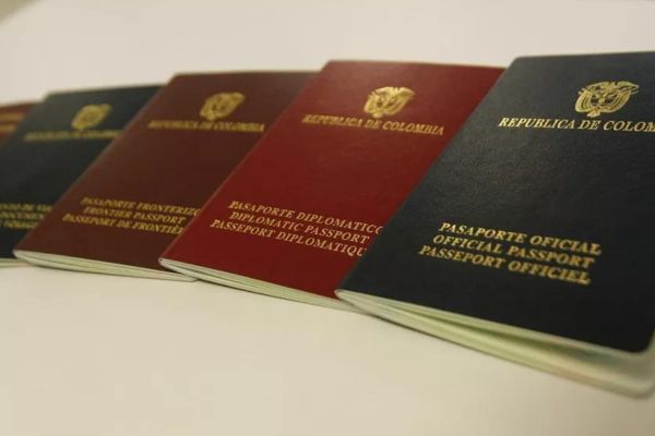 Desmantelan red que vendía documentos falsos a colombianos