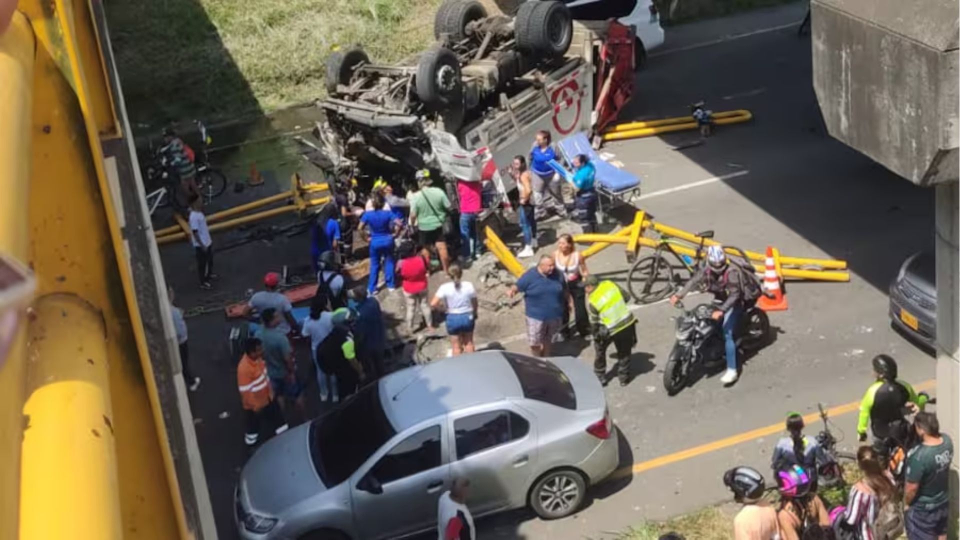 Camión de Basura cayó desde un puente en la recta Cali Palmira