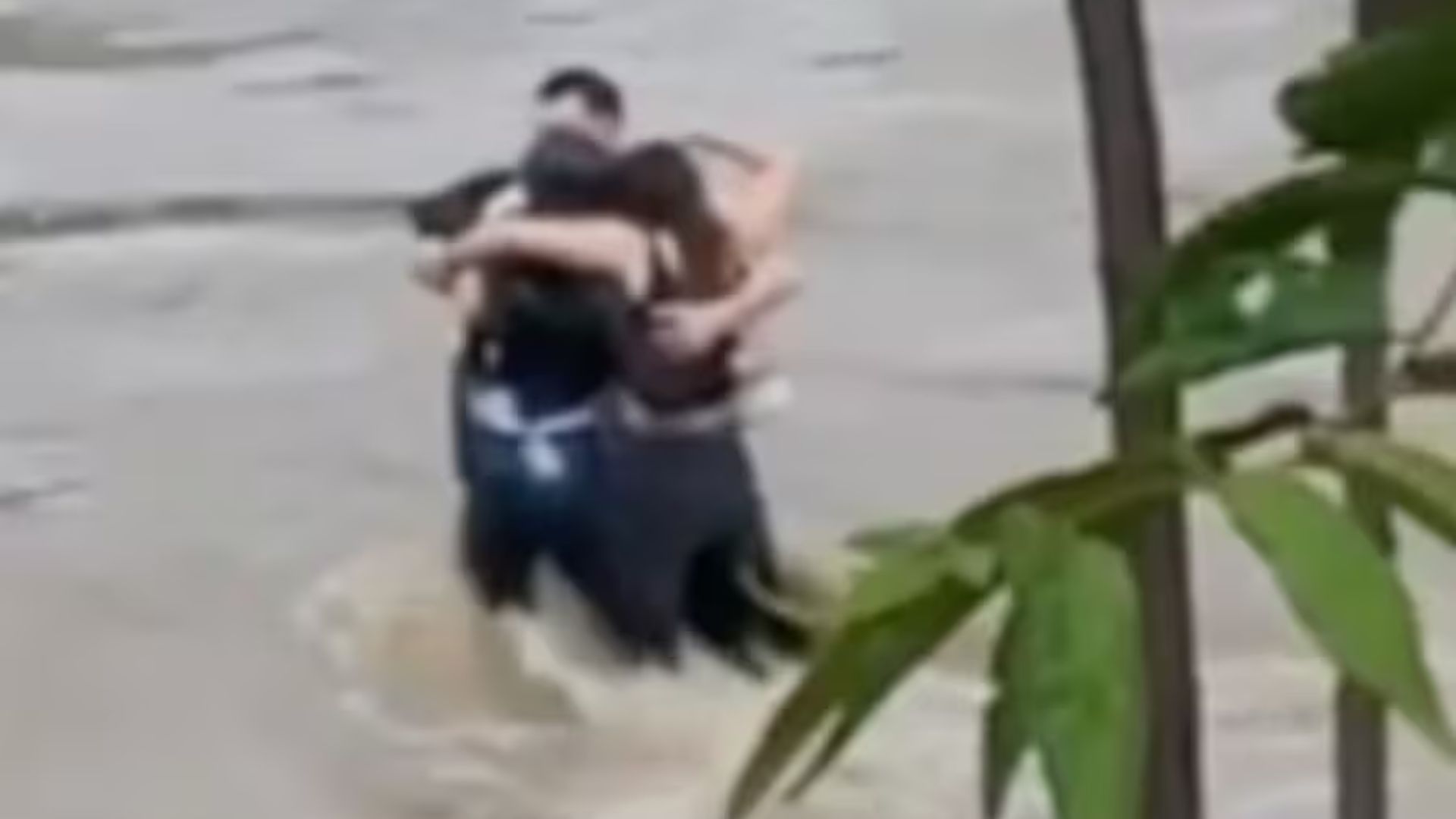 La corriente los arrastró mientras estaban abrazados (video)