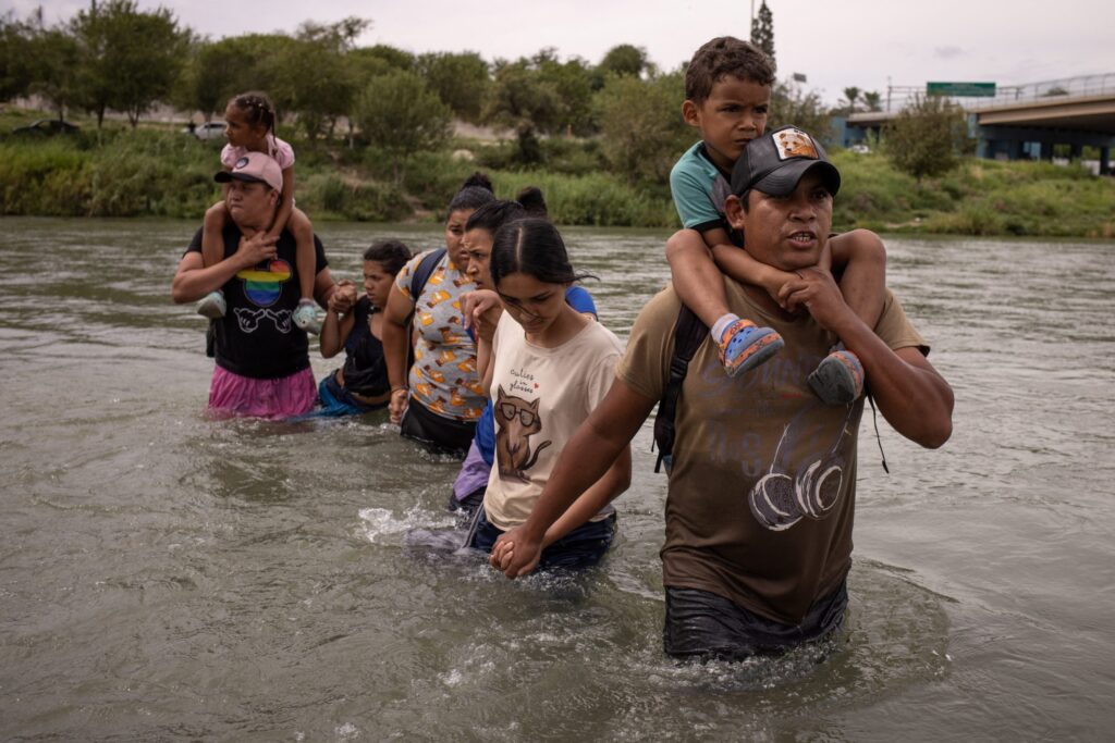 Cuerpos de migrantes habrían sido enterrados por grupos criminales