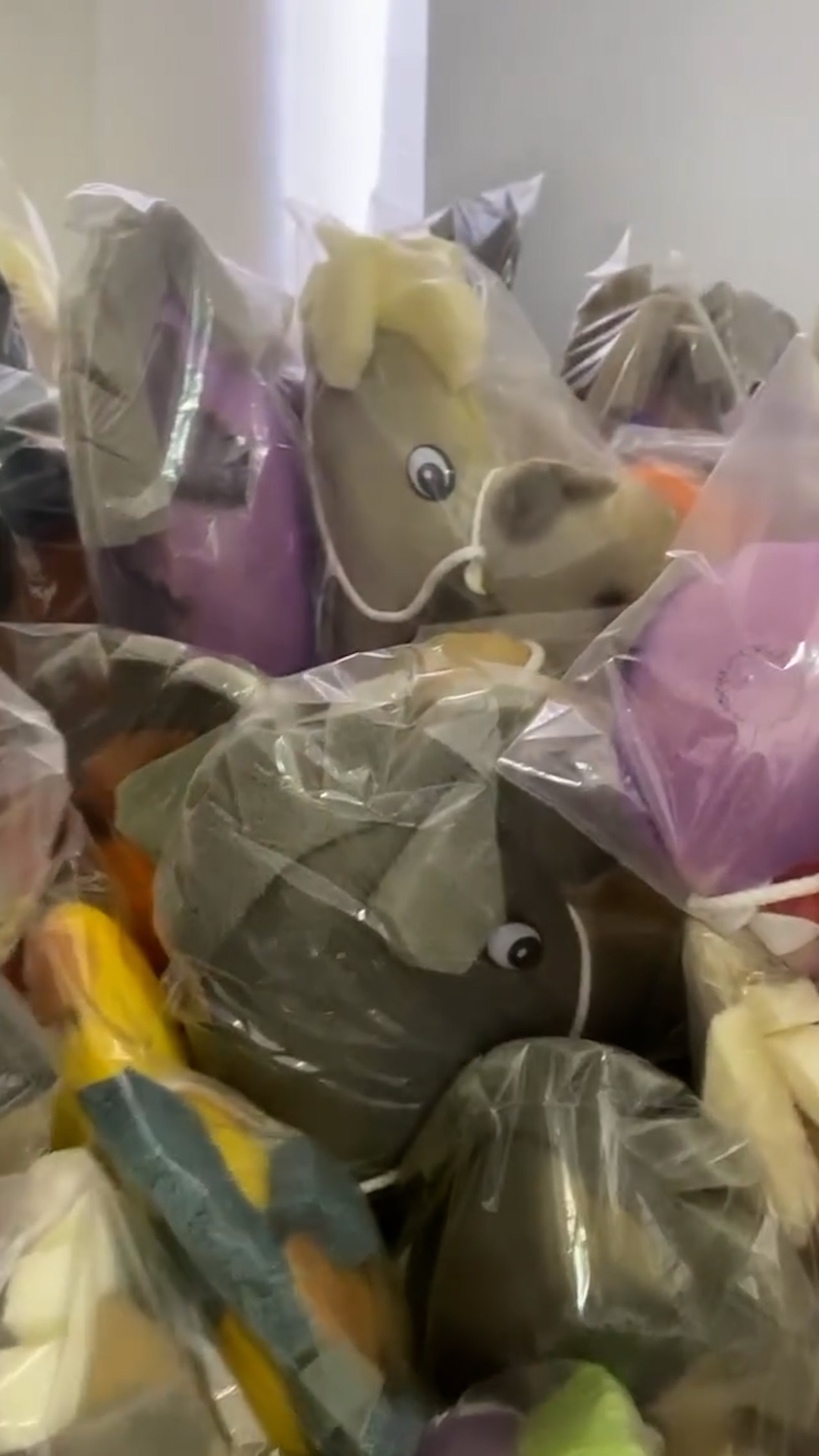 Entrega de caballitos de palo para cabalgata infantil
