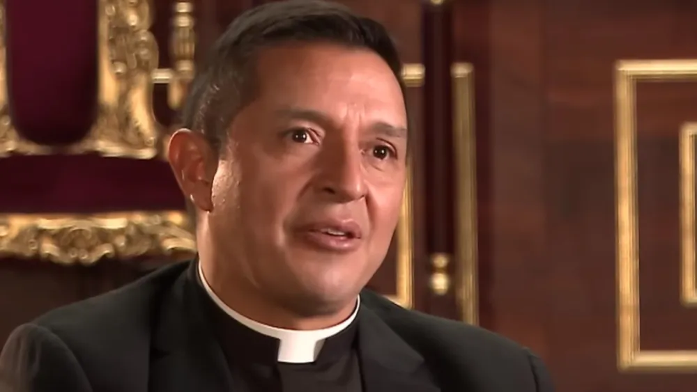 Padre Chucho se va del país por amenazas