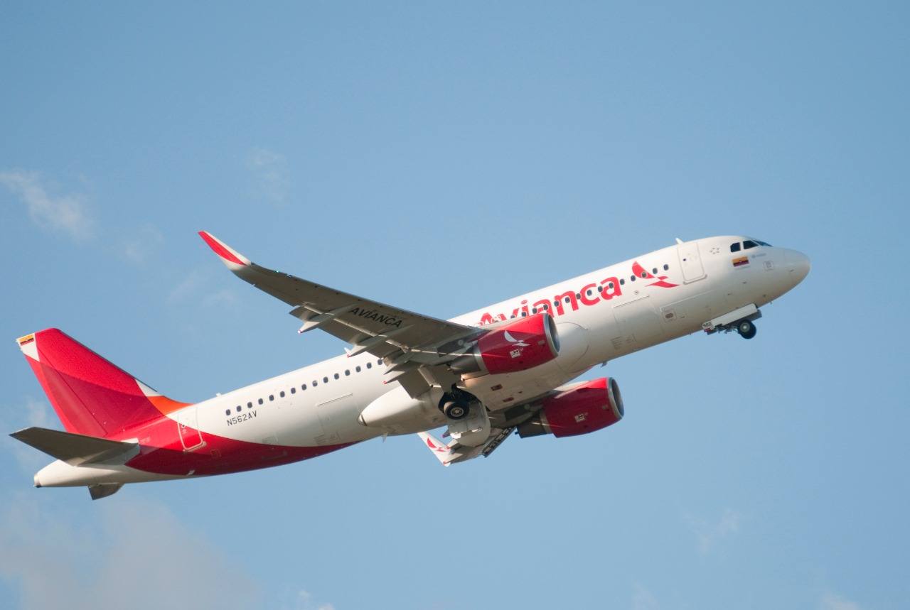 Avianca devuelve vuelo por grieta en ventanilla