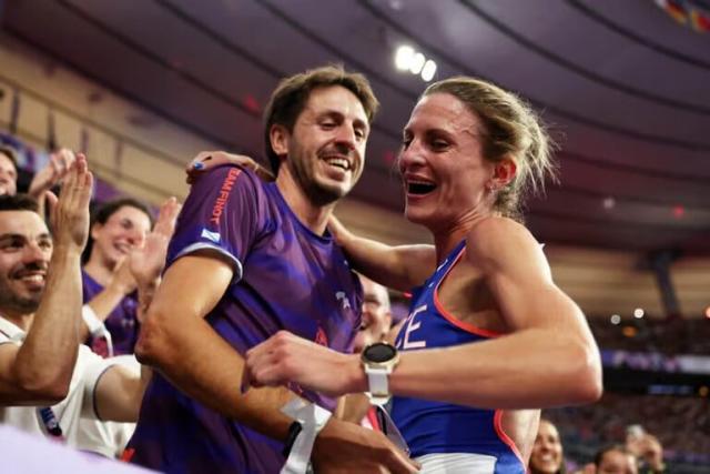 Atleta francesa pide matrimonio a su novio tras batir récord