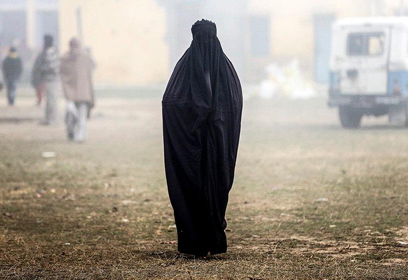 Talibanes en Afganistán prohíben a las mujeres hablar en la calle