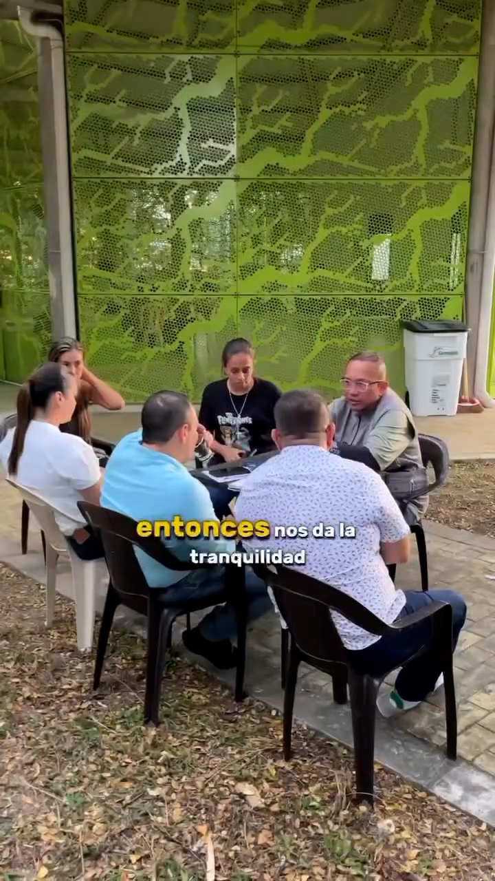 Diálogo continuo con líderes locales