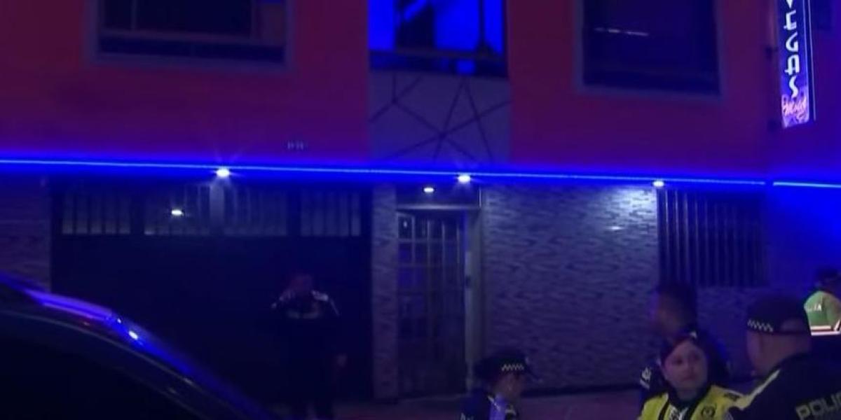 Policía encontró a su esposa con su amante en un motel y le disparó