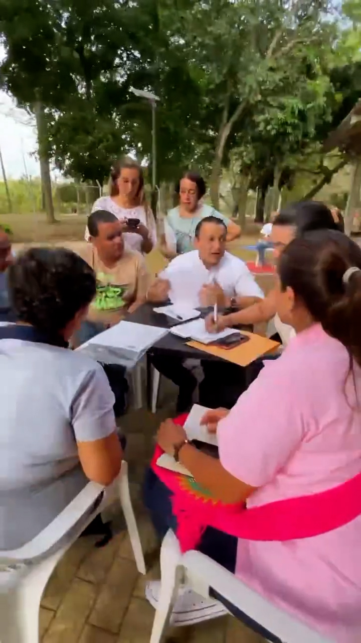 Alcalde Juan David Piedrahíta se reúne con líderes comunitarios