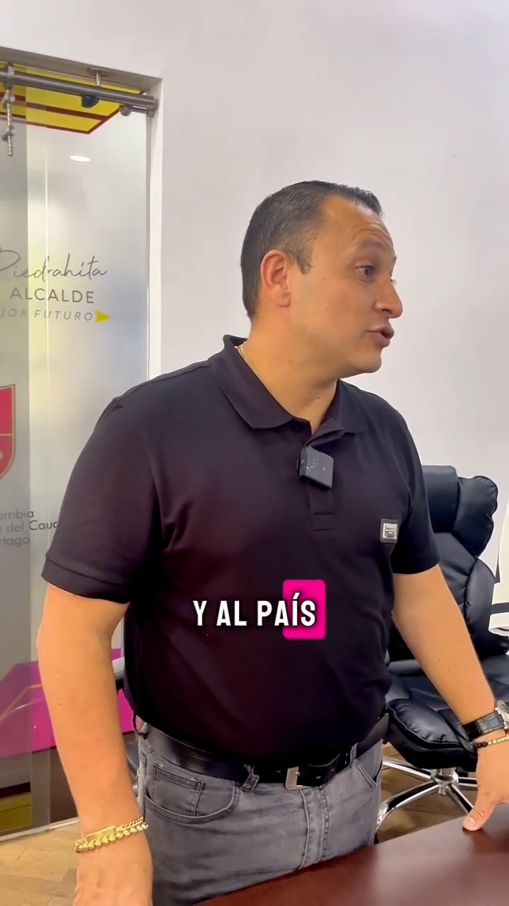 Alcalde Juan David Piedrahíta impone bandas a candidatas del Reinado Mini Universo