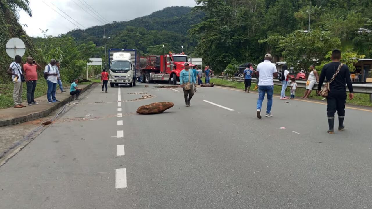 Congestión vehicular por bloqueo en la vía Cali - Buenaventura