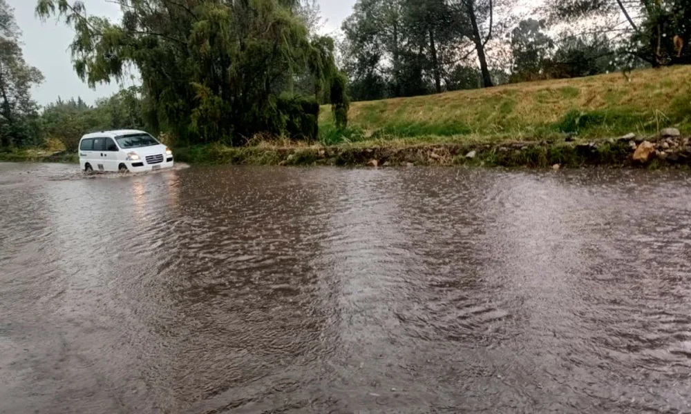 Lluvias y caos en Bogotá: Emergencia en el aeropuerto y calles bloqueadas