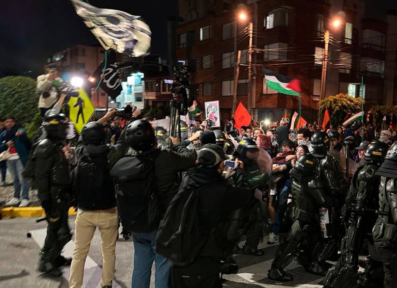 Manifestantes pro Palestina intentan entrar a embajada de EE. UU