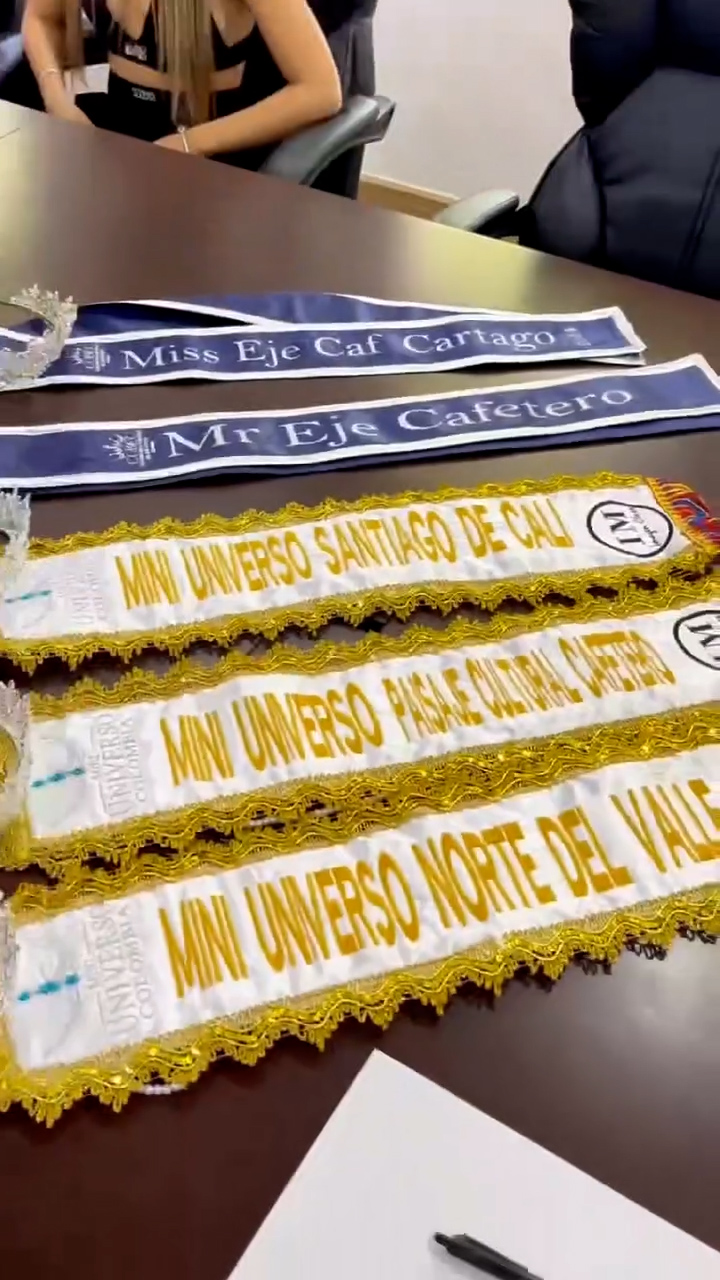 Imposición de Bandas a candidatas del Reinado Mini Universo