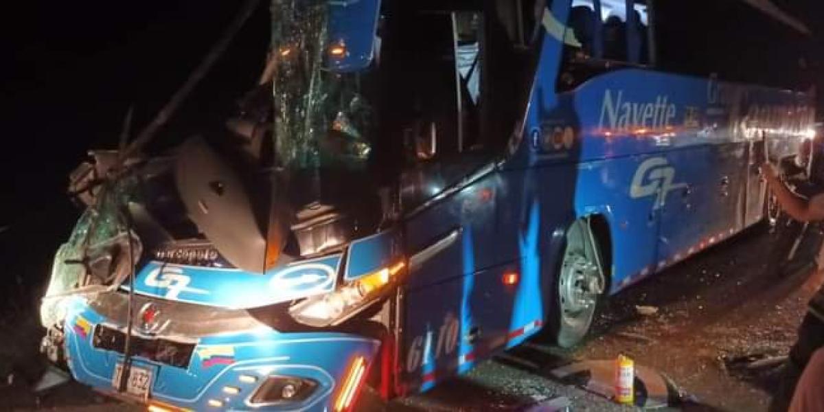Accidente entre dos buses en Tolima deja al menos 20 heridos