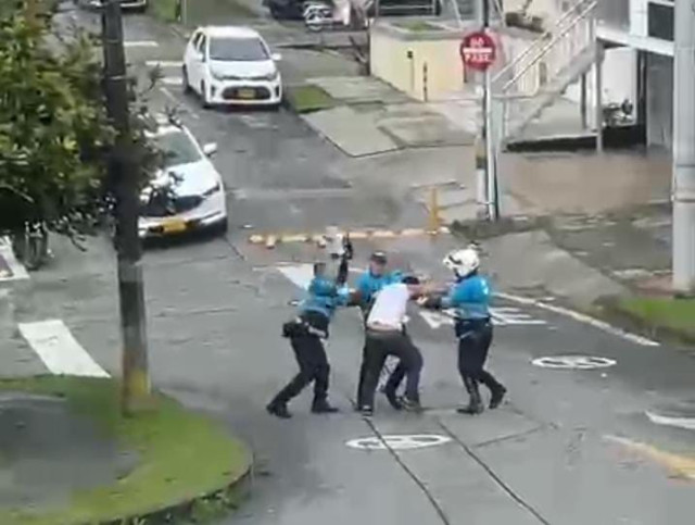 Agresión entre conductor y agentes de tránsito